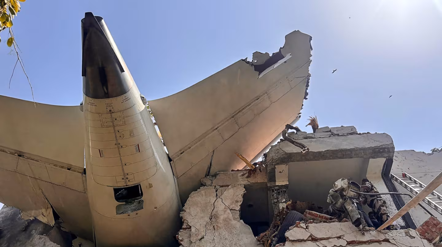 Tragedia aérea en la India: un avión con más de 240 pasajeros se estrelló minutos después del despegue